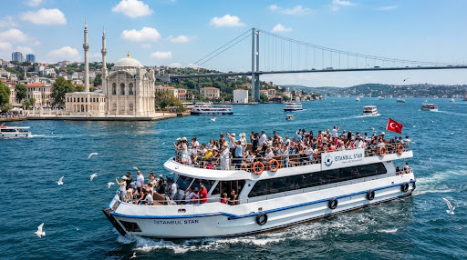 İstanbul Boğazı'nda gündüz gezi teknesi